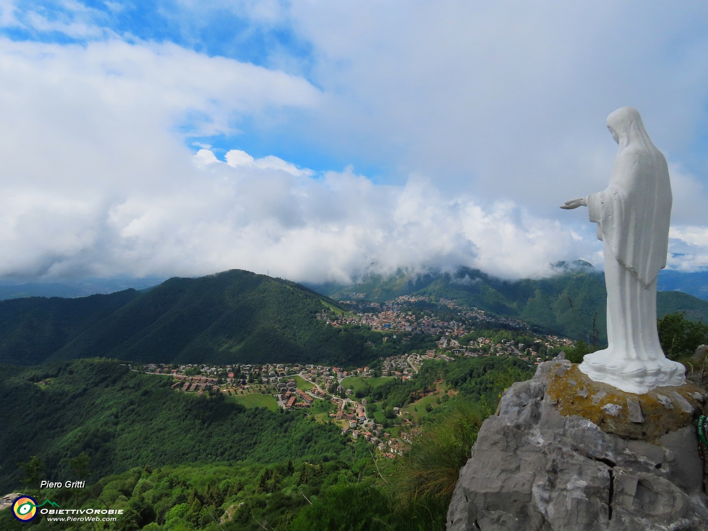 53 La bianca Madonnina veglia sull'altopiano Selvino-Aviatico.JPG